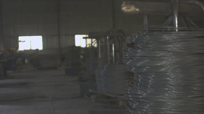 Nave de producción con rollos de alambre